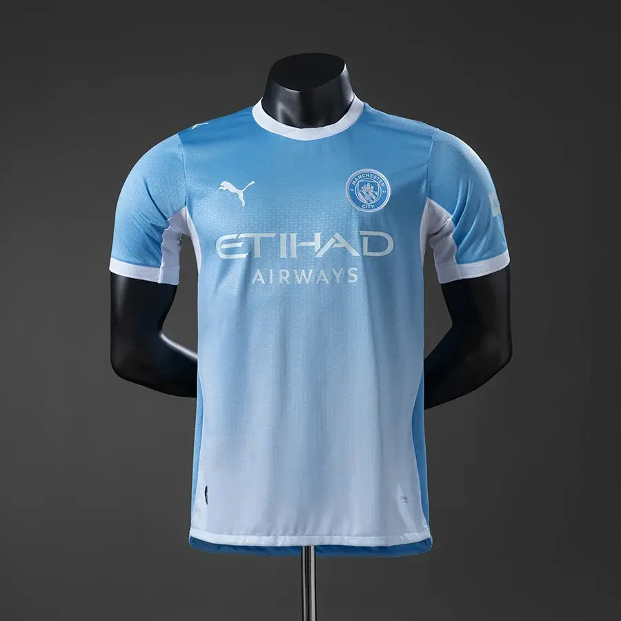 Primera equipación del Manchester City 26/27 versión jugador en azul celeste - vista frontal