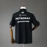 Polo Mercedes AMG Fórmula 1 2026 Negro con Cuello Blanco Hombre