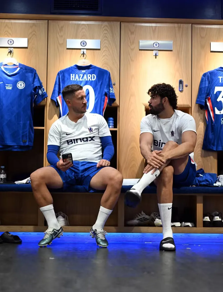 Londres se viste de gala: leyendas del Chelsea y Liverpool se reencuentran en un partido benéfico en Stamford Bridge
