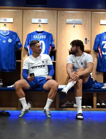 Londres se viste de gala: leyendas del Chelsea y Liverpool se reencuentran en un partido benéfico en Stamford Bridge