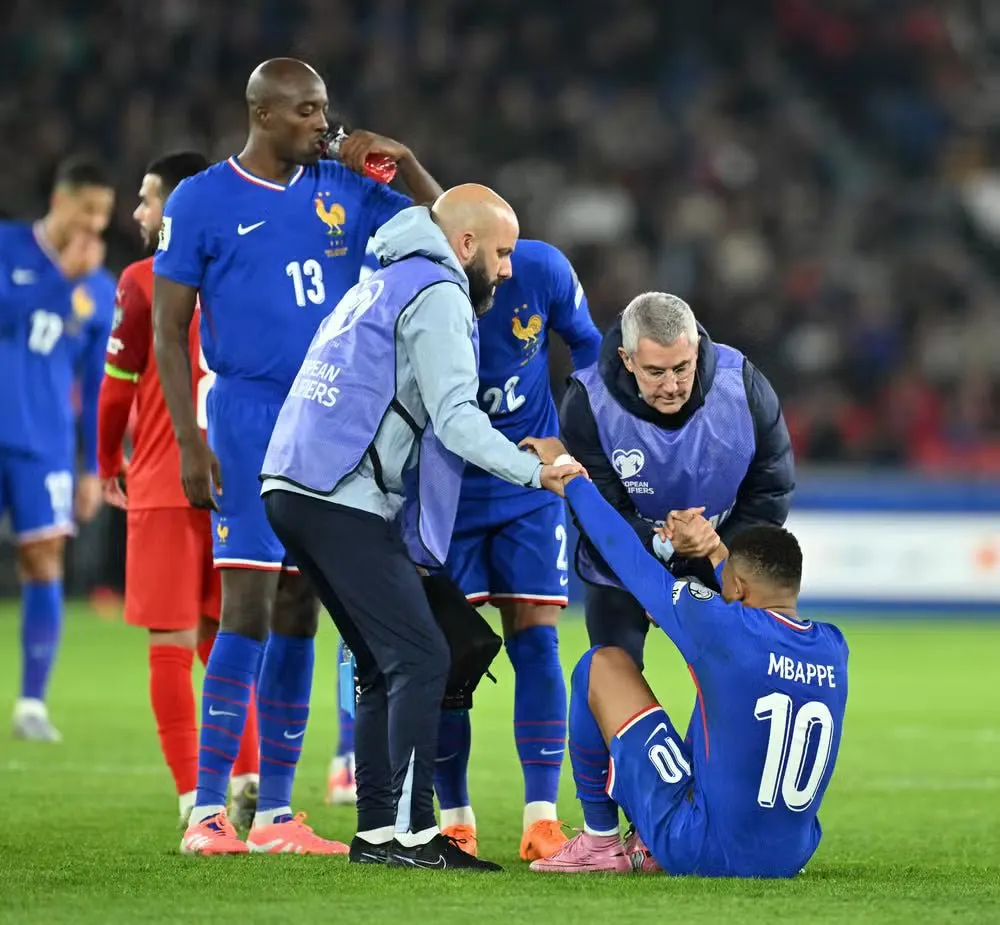 Mbappé enciende las alarmas: sufre molestias en el tobillo y podría regresar antes al Real Madrid