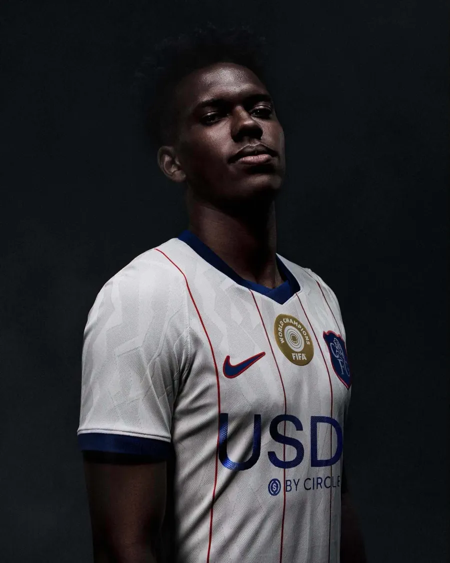 Chelsea 2026/27: white, red pinstripes and a retro crest