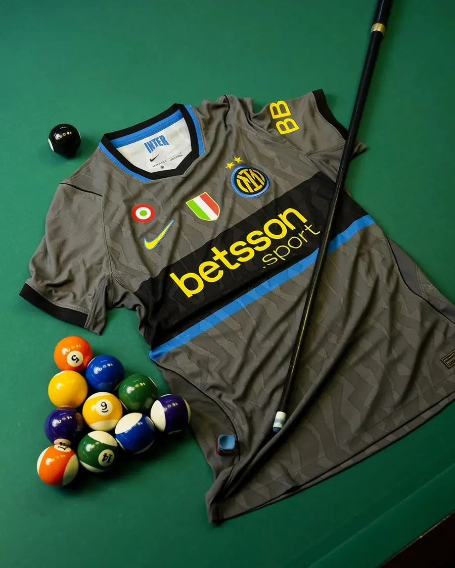 Inter 2026/27: grey and a black band with yellow accents