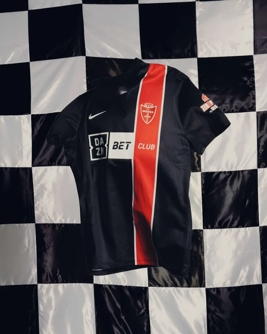 Monza 2026/27: Schwarz und ein rotes Band auf dem dritten Trikot