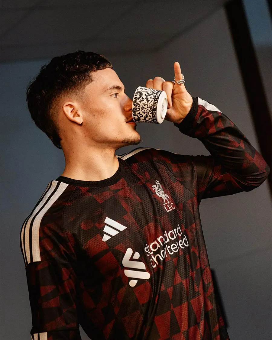 Liverpool 2026/27: black and burgundy on the third shirt