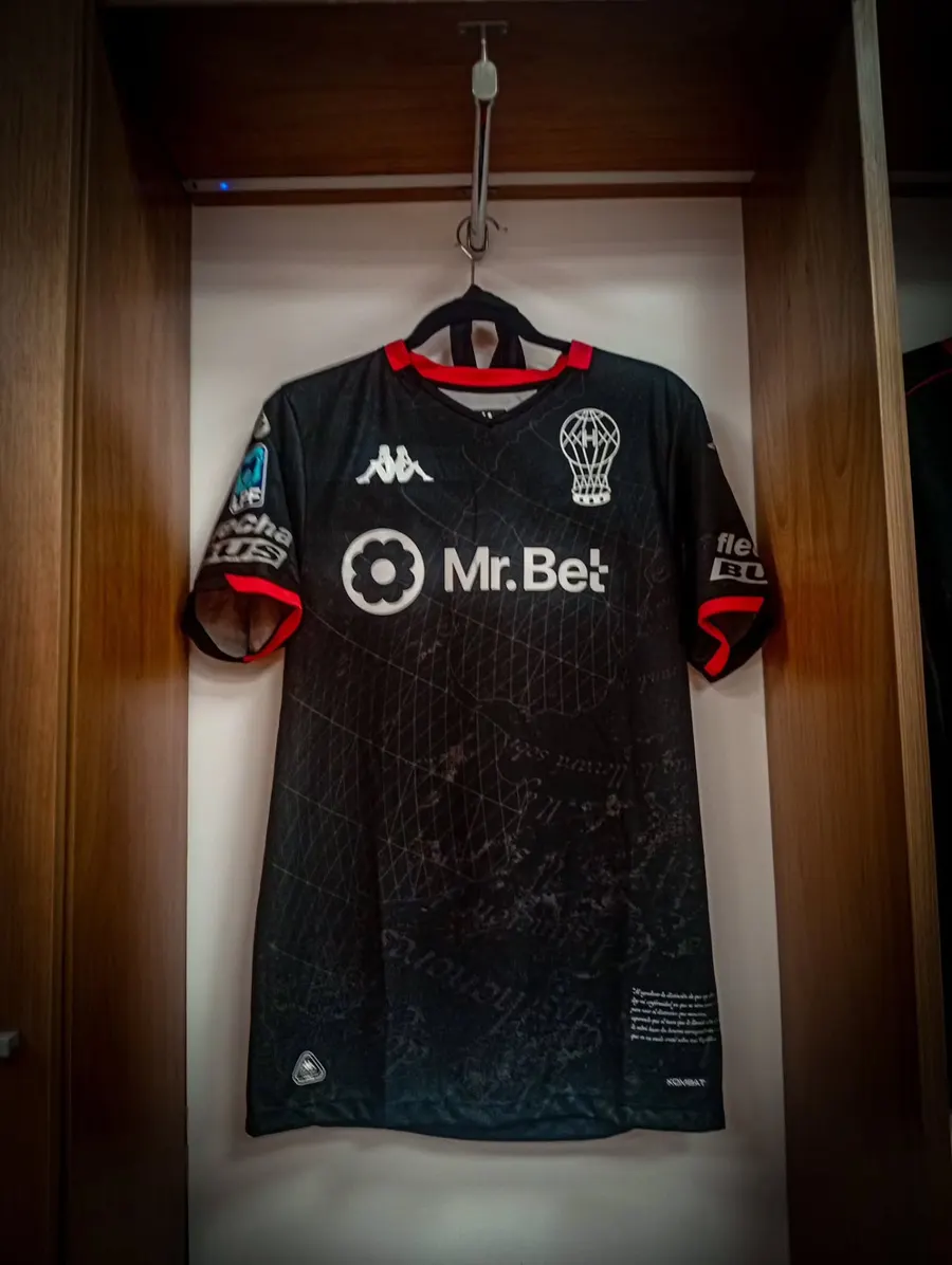Huracán 2026: Schwarz und rote Abschlüsse beim Ausweichtrikot