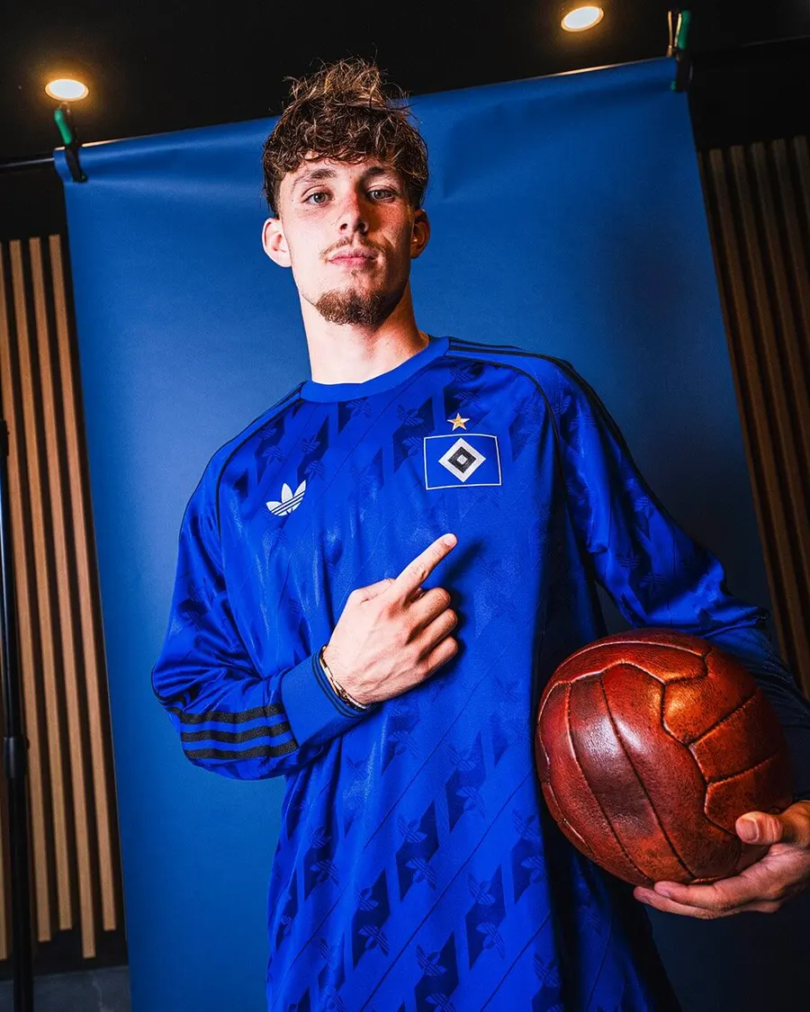 Hamburg Originals: blue and a white band off the pitch