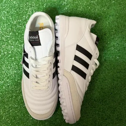 Adidas Mundial Team White and Black Turf TF Football Boot Size 42 Eur