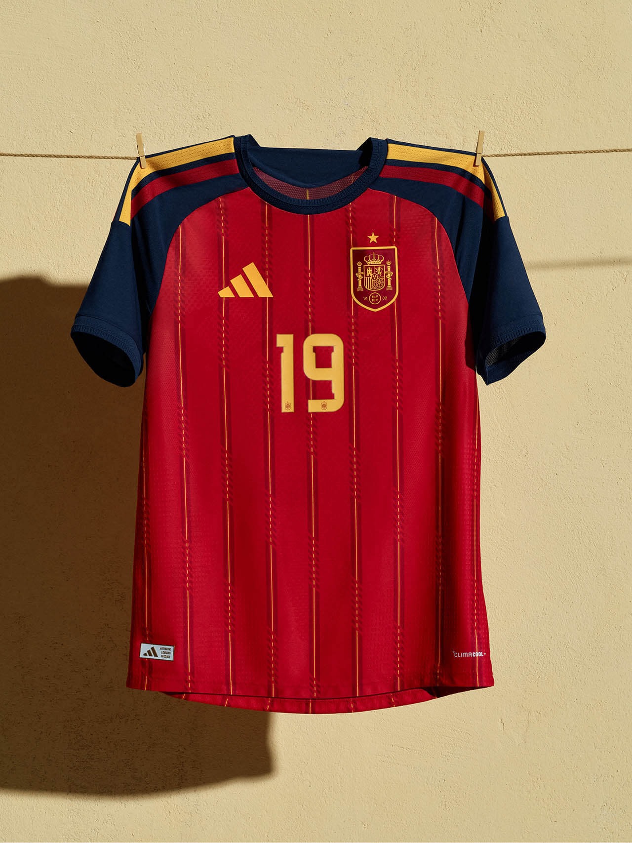 La Nueva Piel de España 2026: El Regreso del "Rojo Furia" y Mangas Azules — Vista del uniforme.