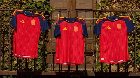 La Nueva Piel de España 2026: El Regreso del "Rojo Furia" y Mangas Azules — Presentación del uniforme.