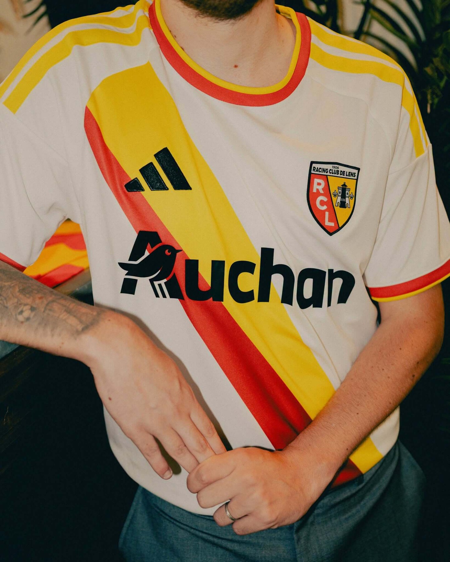 Lens 2026/27: a red-and-yellow diagonal on white — View of the kit.