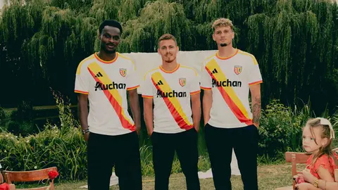 Lens 2026/27: a red-and-yellow diagonal on white — Kit launch presentation.