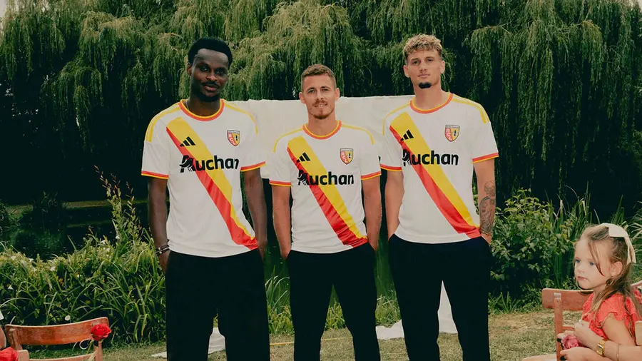 Lens 2026/27: a red-and-yellow diagonal on white — Kit launch presentation.