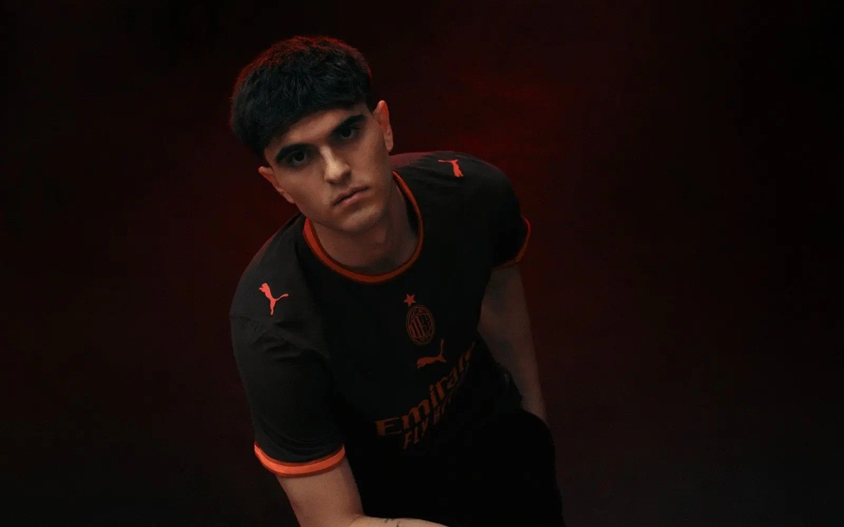 Milan 2026/27: black meets fluorescent red on the third shirt — Kit details.