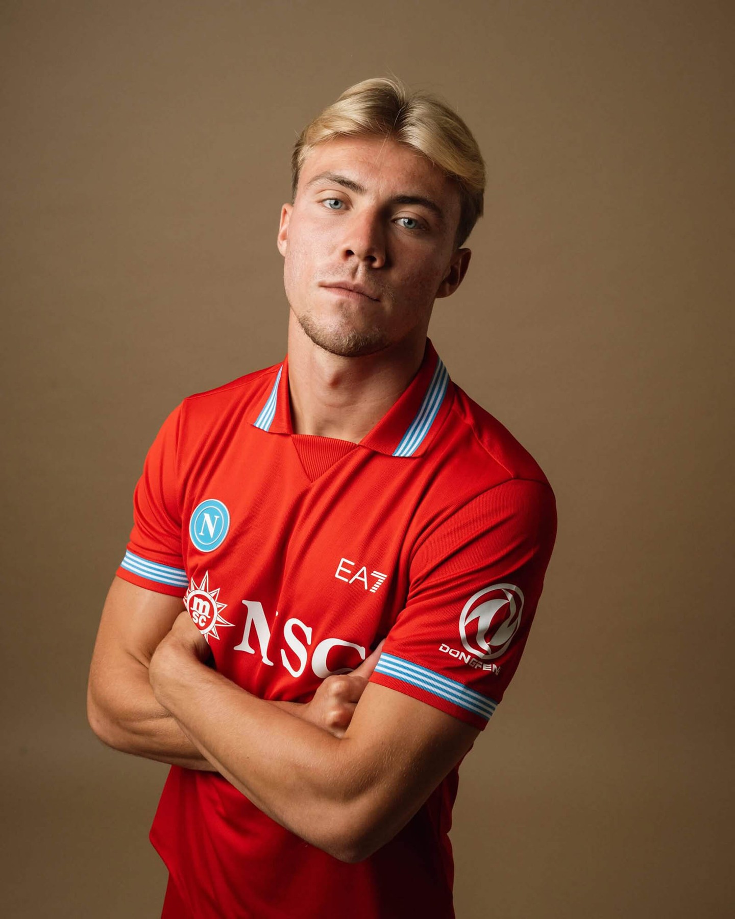 Napoli 2026/27: a red third shirt for the centenary — View of the kit.