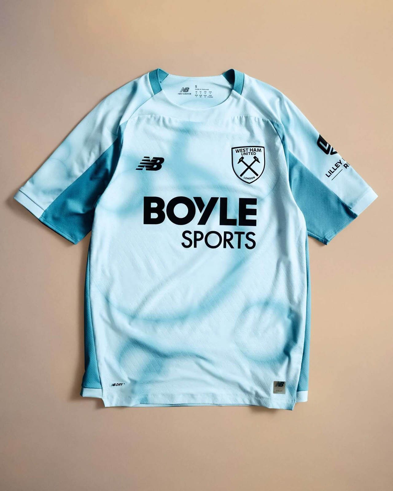 West Ham 2026/27: bubbles take over the third shirt — View of the kit.