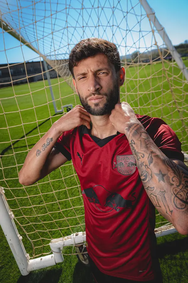 Bragantino 2026/27: wine and black for the third kit · presentation photographs