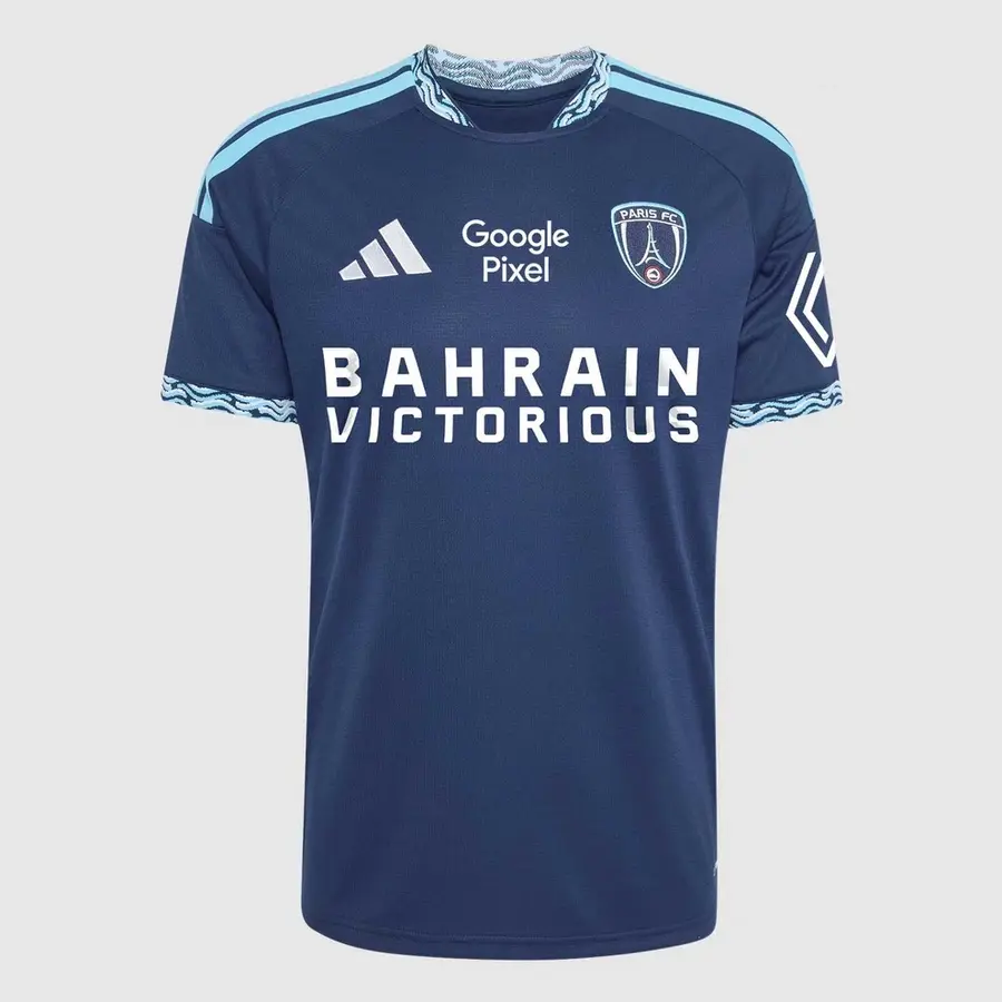 Paris FC 2026/27: two blues and a wavy edge · presentation photographs