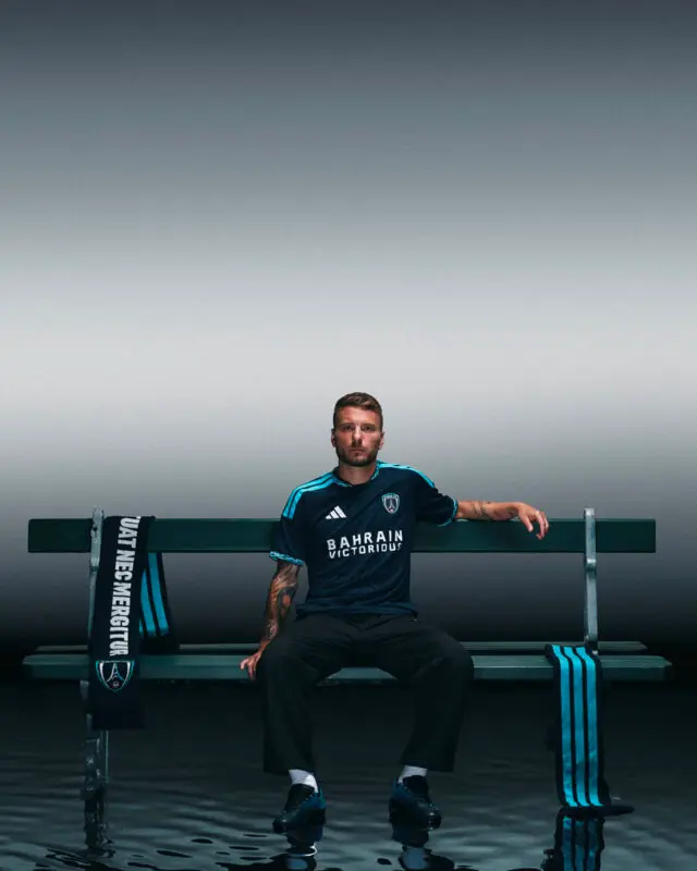 Paris FC 2026/27: two blues and a wavy edge · 5