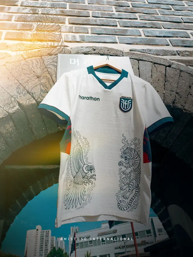 Ecuador: condor and tiger on a pale special shirt · 3