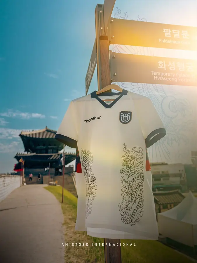Ecuador: condor and tiger on a pale special shirt · presentation photographs