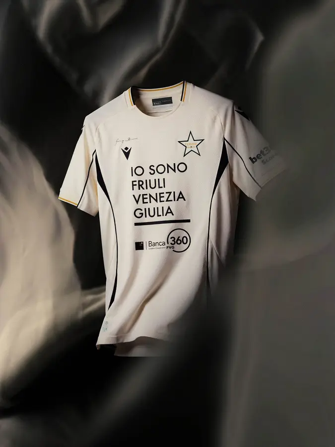 Udinese 2026/27: cream, black and geometry on the third shirt · presentation photographs
