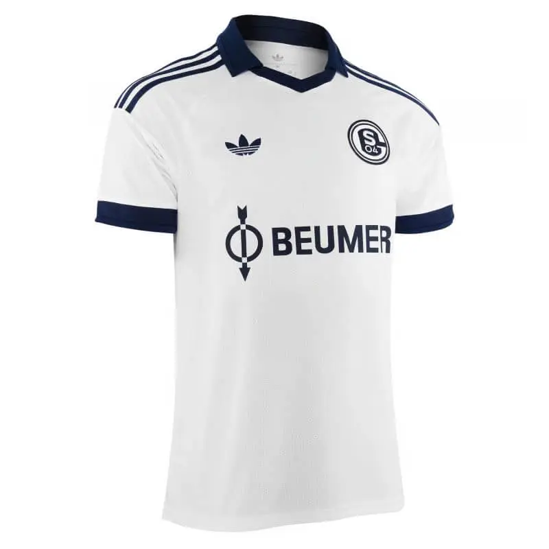 Schalke 2026/27: white, a dark collar and the Trefoil · 4
