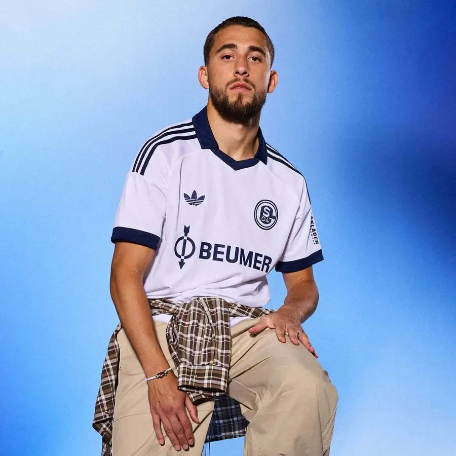 Schalke 2026/27: white, a dark collar and the Trefoil · 10