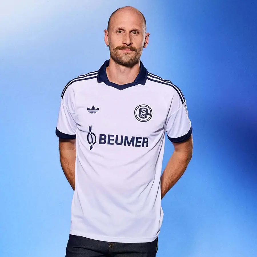 Schalke 2026/27: white, a dark collar and the Trefoil · 2