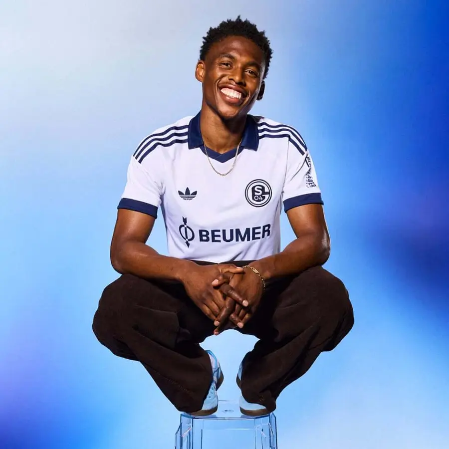 Schalke 2026/27: white, a dark collar and the Trefoil · 7