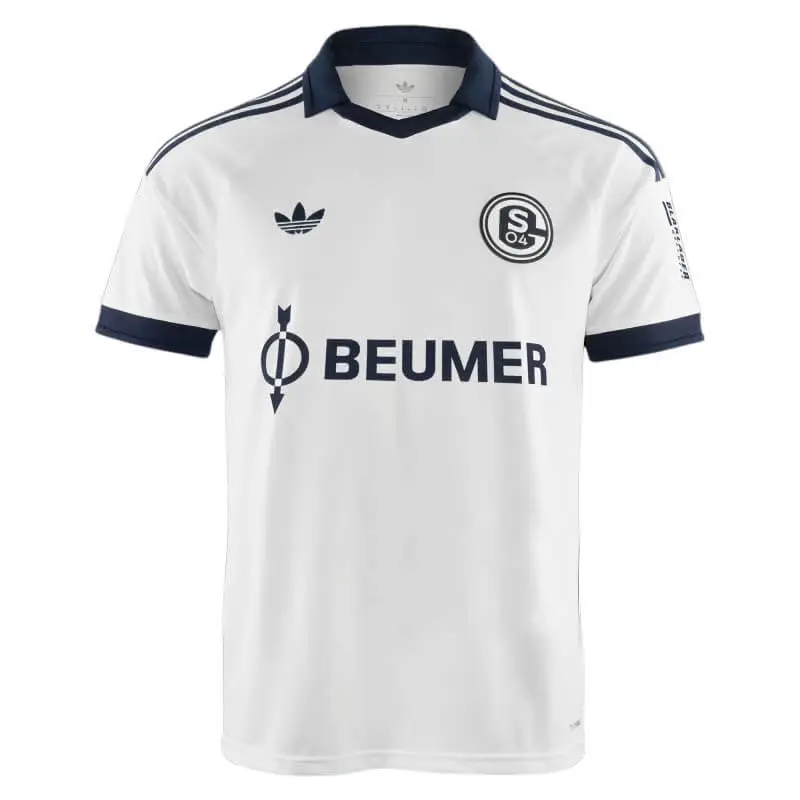 Schalke 2026/27: white, a dark collar and the Trefoil · 3