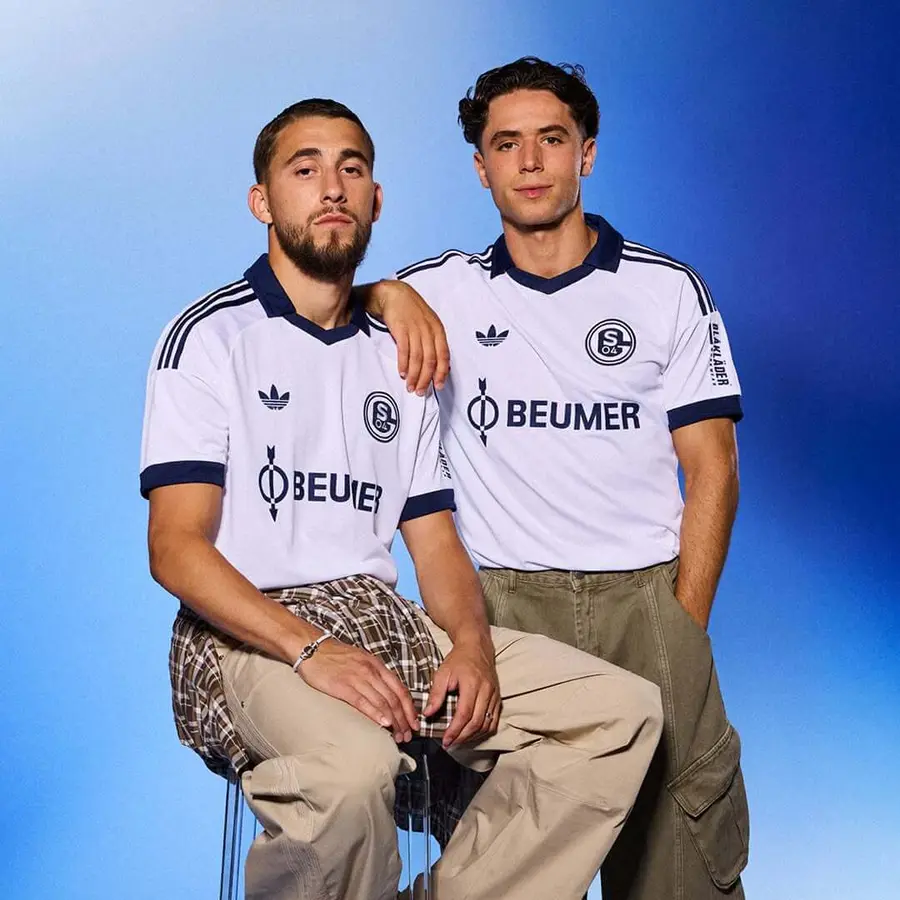 Schalke 2026/27: white, a dark collar and the Trefoil · 5