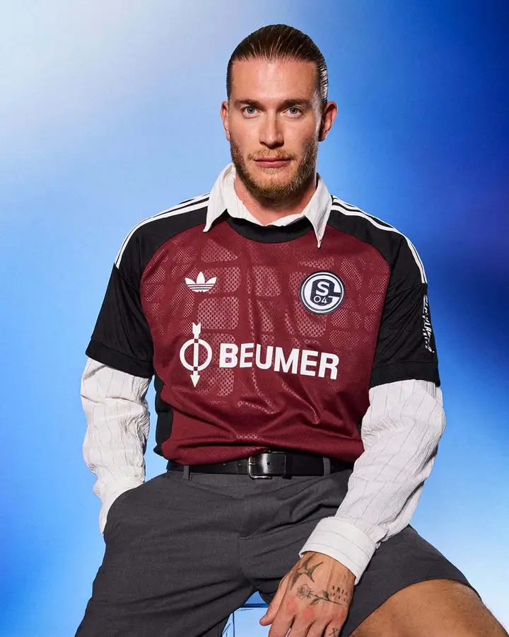 Schalke 2026/27: white, a dark collar and the Trefoil · 8