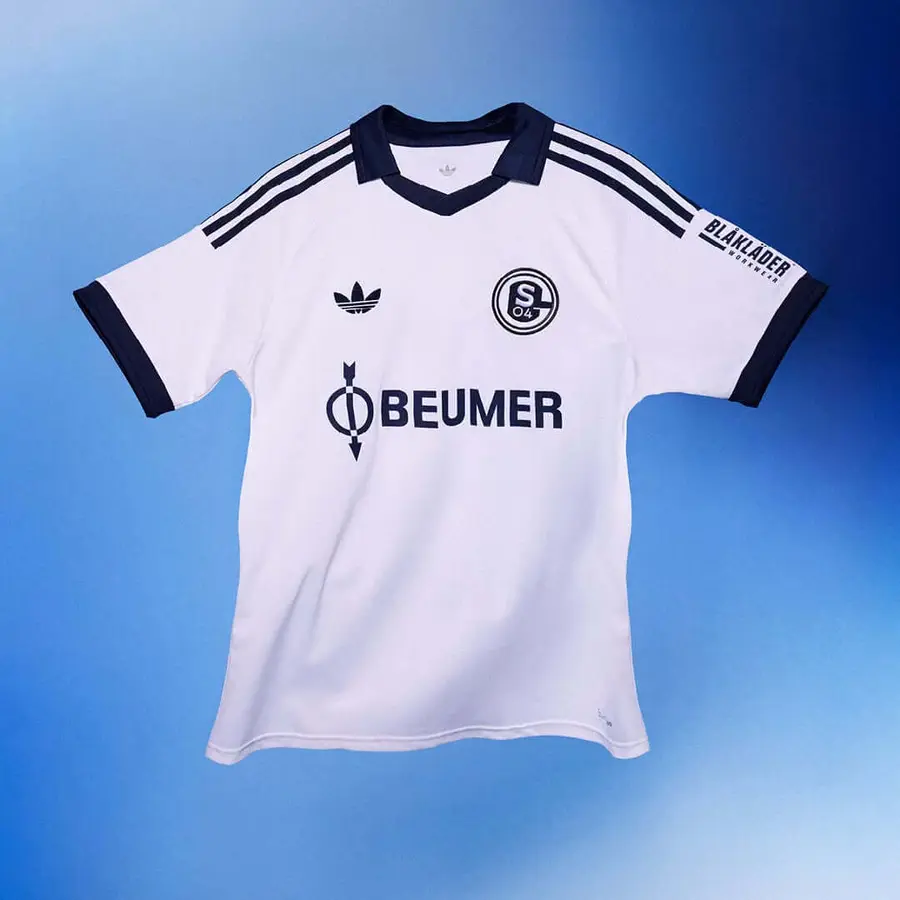 Schalke 2026/27: white, a dark collar and the Trefoil · presentation photographs