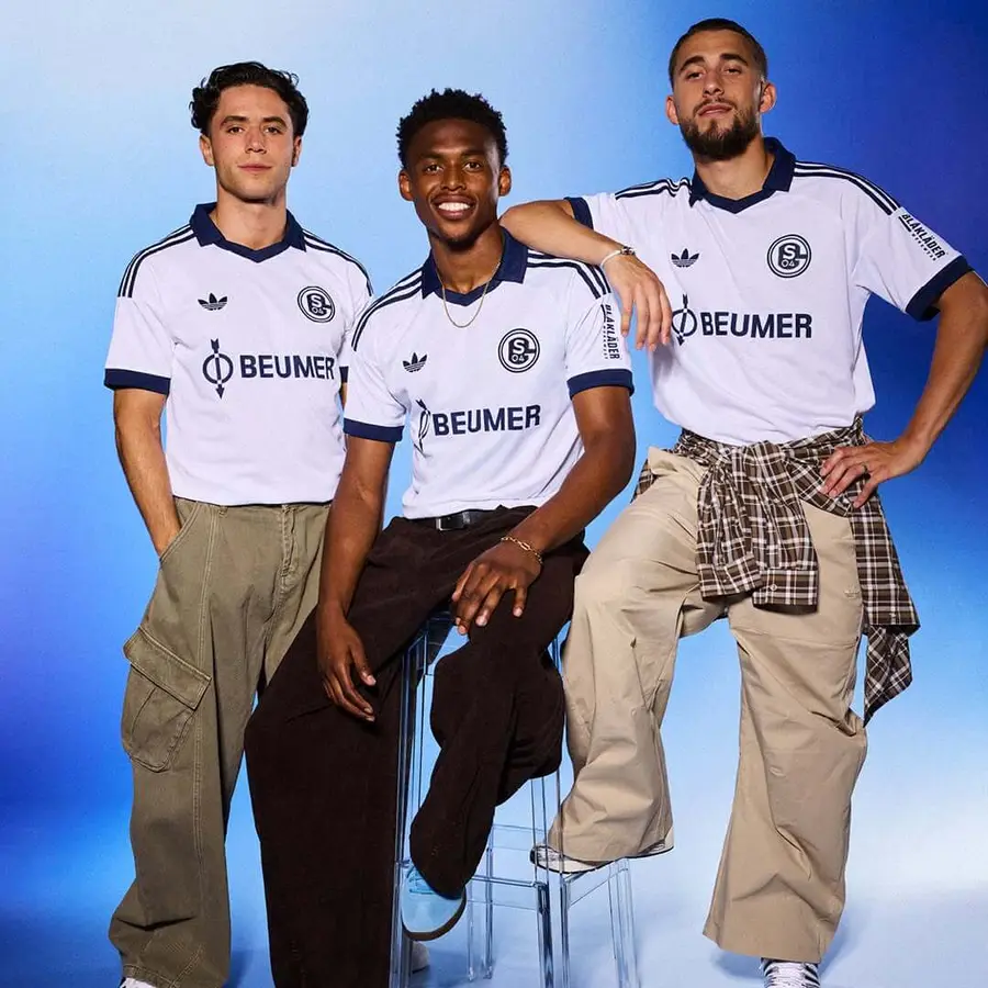 Schalke 2026/27: white, a dark collar and the Trefoil · 6