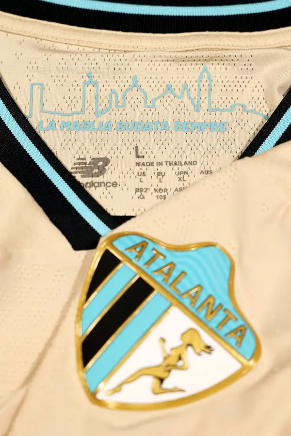 Atalanta 2026/27: cream and geometry on the third shirt · 8