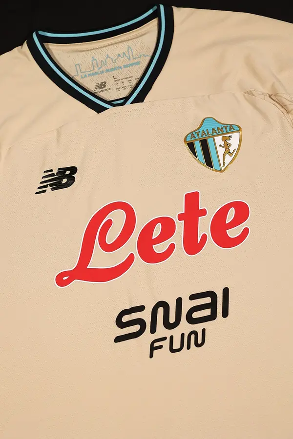Atalanta 2026/27: cream and geometry on the third shirt · 7