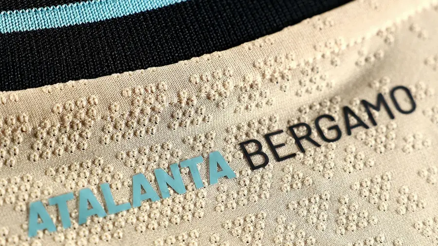 Atalanta 2026/27: cream and geometry on the third shirt · 12