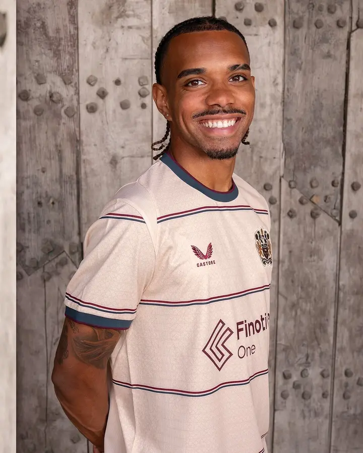 Burnley 2026/27: cream and fine lines on the away shirt · 5