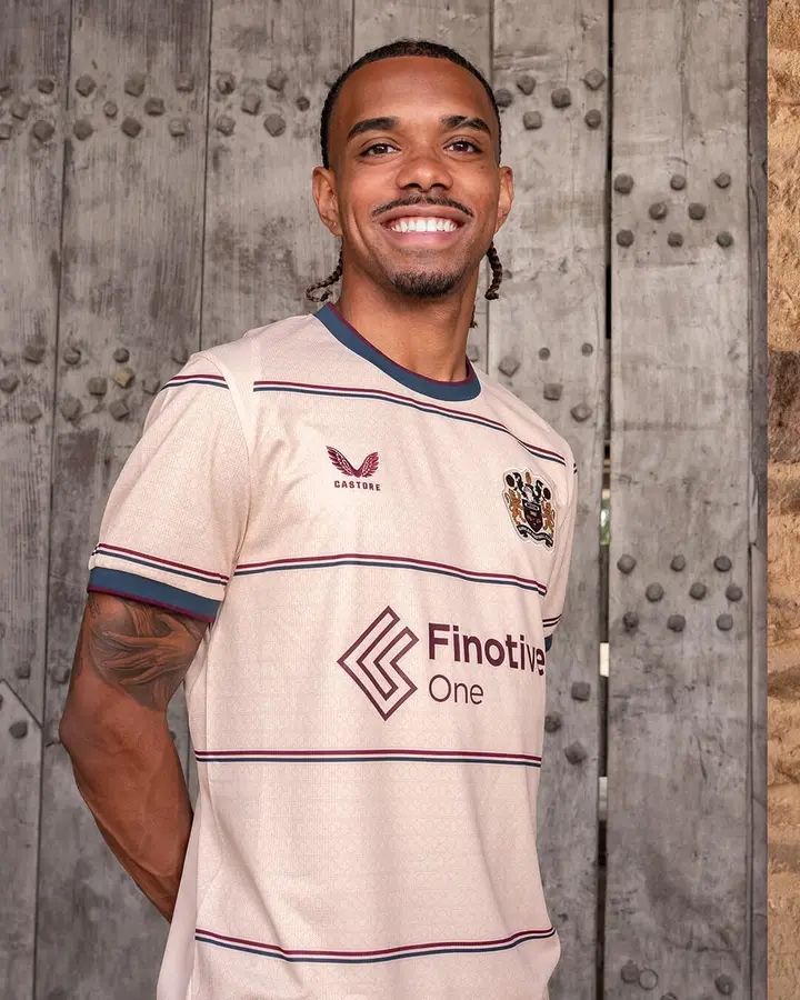 Burnley 2026/27: cream and fine lines on the away shirt · 4