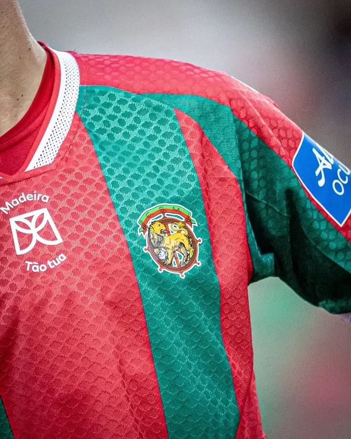 Marítimo 2026/27: red and green with visible texture · 5