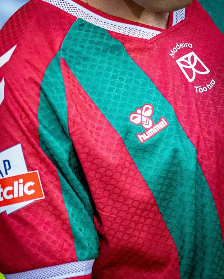 Marítimo 2026/27: red and green with visible texture · 4
