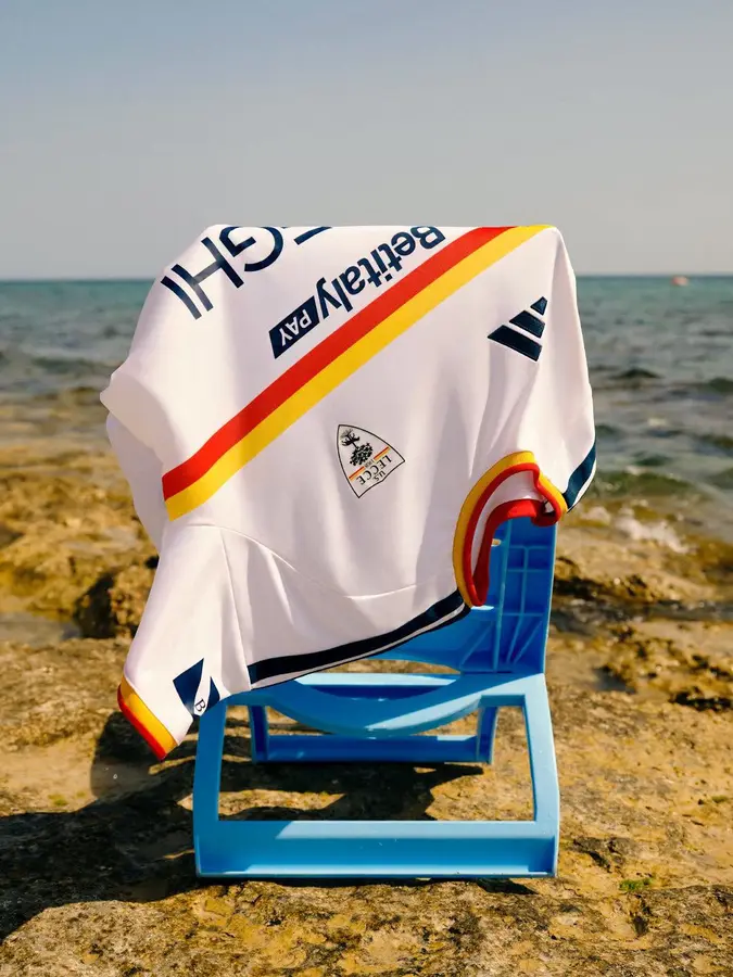 Lecce 2026/27: red and yellow across a white away shirt · 6