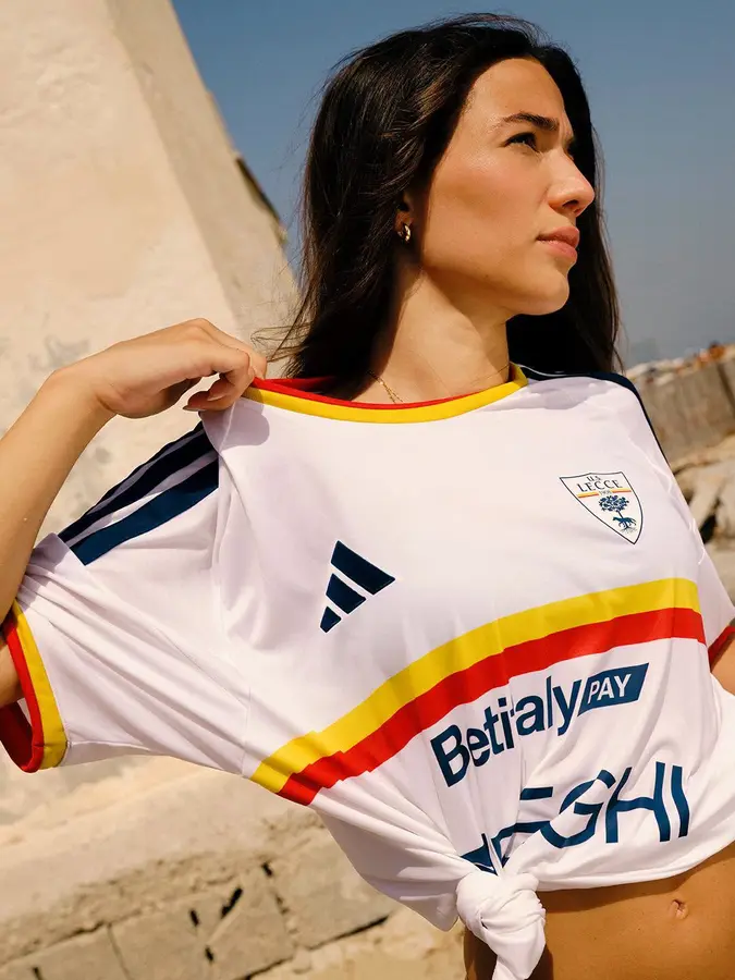 Lecce 2026/27: red and yellow across a white away shirt · 5