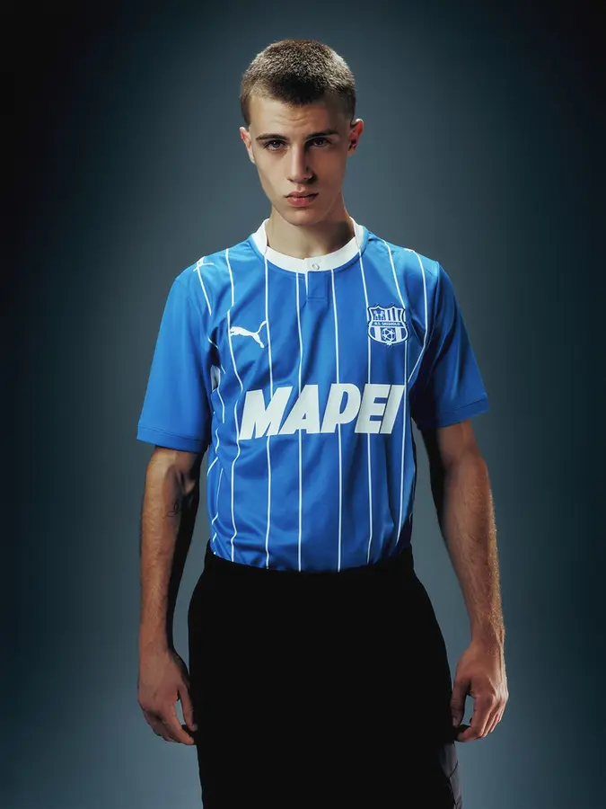 Sassuolo 2026/27: blu e linee bianche sulla terza maglia · 3