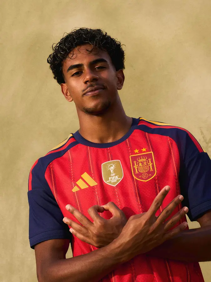 Spain: two stars and a gold patch on the red shirt · presentation photographs