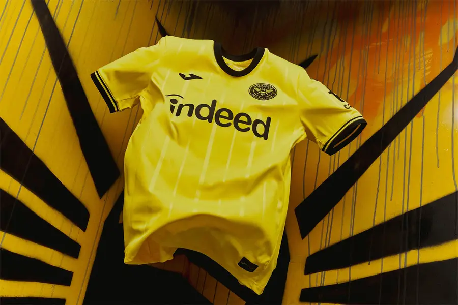 Brentford 2026/27: third shirt · presentation photographs